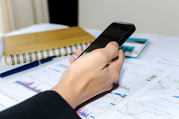 포토 JPG 해외이미지 손 인터넷 비즈니스 통신 모바일 그래프 사람 사람없음 스마트폰 핸드폰 사무실 디지털 터치 정보 비즈니스맨 이메일 연결 전화기 스마트 책상 해외202004 해외포토 남자 가구 컨셉 신체부위 전자제품 스마트기기 직장인 파일형식 이미지허브