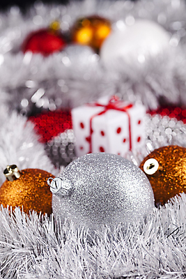 포토 JPG 해외이미지 크리스마스장식 크리스마스 실내 사람없음 아웃포커스 장식볼 오브젝트 오너먼트 해외202004 해외포토 기념일 촬영기법 내부 장식 파일형식 이미지허브