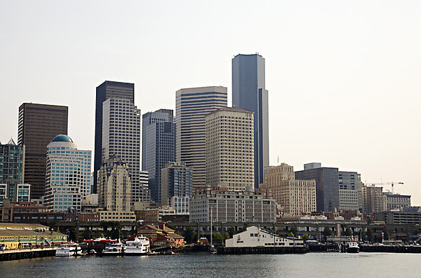 포토 JPG 해외이미지 건축양식 사람없음 야외 건물 물 도시풍경 항구 고층빌딩 도시 만 도심 전철 포트 대도시 스카이라인 시애틀 워싱턴 해외202004 해외포토 자연요소 건축물 건축 육상교통 교통시설 대중교통 풍경 빌딩 미국 파일형식 이미지허브