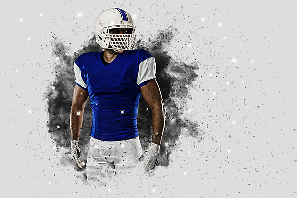 포토 JPG 해외이미지 남자 스포츠 유니폼 공 한명 사람 파란색 운동복 미식축구 축구 미국 헬멧 럭비공 미식축구선수 해외202004 해외포토 1 옷 컬러 북아메리카 운동선수 구기 보호장비 럭비용품 파일형식 이미지허브