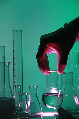 포토 JPG 해외이미지 손 건강 실험 들기 신체부위 약 바이러스 플라스크 측정 비커 처방 조제 코로나바이러스 해외202004 해외포토 의학 모션 실험기구 사람 만들기 파일형식 이미지허브