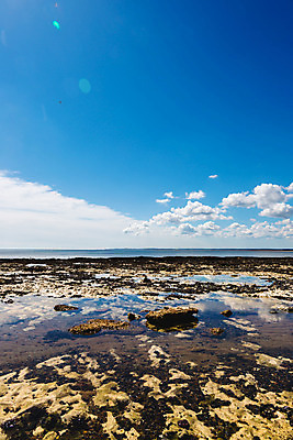 포토 JPG 해외이미지 구름 감정 바다 하늘 휴가 휴식 거리 종류 사랑 풍경 사람없음 여름 파란색 반사 맑음 거울 자유 흰색 가장자리 단절 수평선 해외202004 해외포토 자연요소 계절 컬러 컨셉 날씨 둘레 파일형식 이미지허브