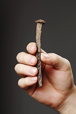 포토 JPG 해외이미지 손 손가락 사람없음 금속 공구 잡기 못 철 오브젝트 부식 구식 옛날 해외202004 해외포토 모션 재질 신체부위 도구 파일형식 이미지허브