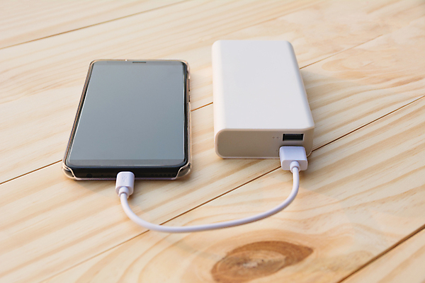 포토 JPG 해외이미지 선 백그라운드 인터넷 통신 모바일 세포 사람없음 목재 스마트폰 핸드폰 알약 웹 힘 장비 에너지 네트워크 플러그 어플리케이션 연결 USB 전화기 스마트 서비스 연료 온라인 충전 해고 베터리 변압기 요금 용량 충전기 공급 해외202004 해외포토 나무 컨셉 비즈니스 재료 전자제품 스마트기기 약 기계 파일형식 이미지허브