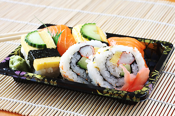 포토 JPG 해외이미지 음식 젓가락 밥 어류 요리 사람없음 목재 계란 일본 식사 초밥 매트 대나무 날것 롤 연어 테이크아웃 해외202004 해외포토 나무 아시아 재료 수저 알 수중동물 일본음식 파일형식 이미지허브