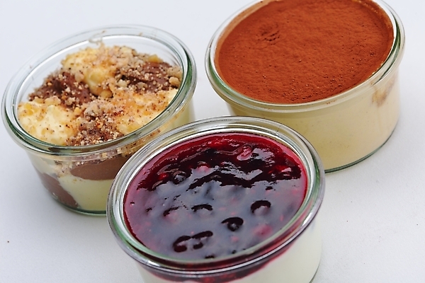 포토 JPG 해외이미지 실내 종류 사람없음 다양 세개 흰배경 푸딩 해외202004 해외포토 다수 백그라운드 디저트 3 내부 흰색 파일형식 이미지허브