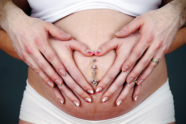 포토 JPG 해외이미지 모양 백인 커플 여자 감정 결혼 신체 가족 엄마 함께함 건강 관리 사랑 사람 사람없음 부모 임신 터치 흰색 하트 아기 반지 잡기 원형 기다림 아빠 큼 심볼 내추럴 개발 해외202004 해외포토 도형 서양인 컬러 컨셉 장신구 관계 모션 이벤트 크기 파일형식 이미지허브