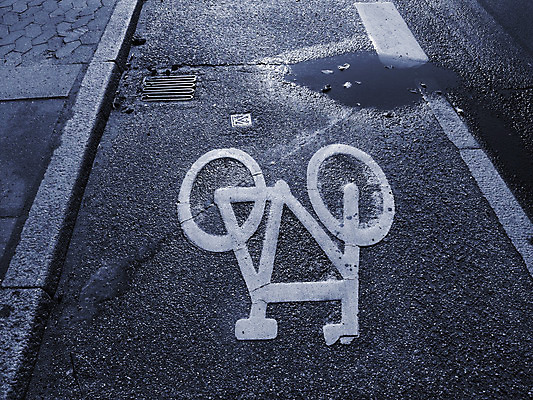 포토 JPG 해외이미지 교통시설 거리 덴마크 사람없음 야외 가로 젖음 도시 사인 웅덩이 썩음 해외202004 해외포토 교통 북유럽 시설 파일형식 이미지허브