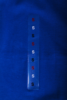 포토 JPG 해외이미지 디자인 옷 셔츠 패턴 텍스트 사람없음 파란색 유행 라벨 직물 면 매끈함 심볼 묘사 질감 정사각형 치수 S 해외202004 해외포토 도형 알파벳 컬러 상의 무늬 프레임 감각 파일형식 이미지허브