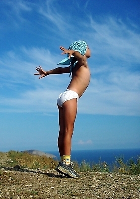 포토 JPG 해외이미지 구름 어린이 스포츠 신발 하늘 바람 휴가 휴식 관리 한명 여름 파란색 점프 목도리 뜨거움 작음 해외202004 해외포토 자연요소 1 잡화 계절 컬러 컨셉 모션 날씨 사람 크기 파일형식 이미지허브