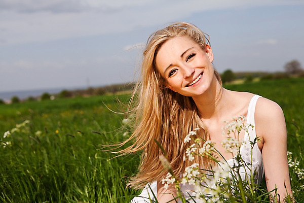 포토 JPG 해외이미지 백인 라이프스타일 계절 공원 여자 꽃 행복 백그라운드 컨셉 꽃무늬 밭 자연 하늘 아침 건강 한명 미소 사람 성인 초록색 여름 파란색 햇빛 맑음 봄 활발 벚꽃 흰색 신선 보케 내추럴 완벽 카피스페이스 해외202004 해외포토 주간 서양인 식물 1 공공시설 감정 컬러 무늬 농업 날씨 표정 생활 태양 공백 생태계 파일형식 이미지허브