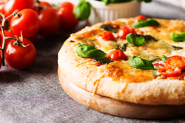 포토 JPG 해외이미지 토마토 치즈 피자 요리 사람없음 식사 저녁식사 이탈리아 신선 자르기 굽기 허브 바질 해외202004 해외포토 식물 유럽 채소 모션 유제품 패스트푸드 서양음식 구이 파일형식 이미지허브