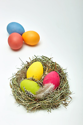 포토 JPG 해외이미지 사람없음 빨간색 초록색 파란색 노란색 둥지 깃털 부활절계란 밀짚 해외202004 해외포토 컬러 부활절 계란 짚 파일형식 이미지허브