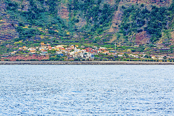 포토 JPG 해외이미지 바다 여행 휴가 산 경사 해변 사람없음 물 교회 마을 와인 언덕 타운 남쪽 서쪽 해외202004 해외포토 자연요소 종교건축 주류 건물 도시 방향 파일형식 이미지허브