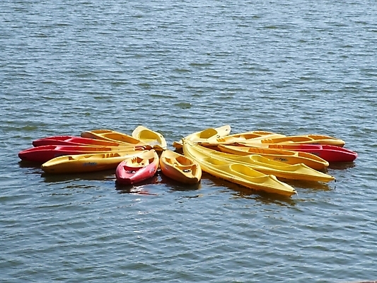 포토 JPG 해외이미지 호수 스포츠 휴가 사람없음 빨간색 물 노란색 카누 카약 해외202004 해외포토 자연요소 컬러 수상스포츠 파일형식 이미지허브