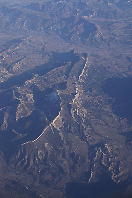 포토 JPG 해외이미지 유럽 여행 자연 산 풍경 경사 사람없음 야외 물 빛 환경 골짜기 계곡 맑음 절벽 바위 시골 황무지 숲 언덕 부식 산등성이 지역 암초 멀리 내추럴 산악지대 울퉁불퉁 절정 지질학 해외202004 해외포토 자연요소 교육 나라 날씨 돌_바위 생태계 파일형식 이미지허브