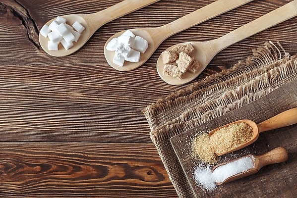 포토 JPG 해외이미지 식재료 실내 종류 사람없음 조미료 달콤 설탕 각설탕 삼베 나무바닥 나무숟가락 황설탕 해외202004 해외포토 바닥 내부 숟가락 맛 향미료 파일형식 천_직물 이미지허브