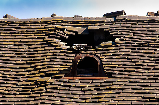 포토 JPG 해외이미지 외관 패턴 건축양식 지붕 주택 사람없음 건물 빨간색 손상 덮개 시골 구멍 수리 위험 버리기 타일 점토 폭풍 평가 보험 내추럴 깨짐 옛날 재앙 주장 해외202004 해외포토 건축물 건축 컬러 컨셉 무늬 모션 날씨 뚜껑 파일형식 이미지허브