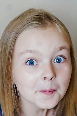 포토 JPG 해외이미지 백인 여학생 유럽 어린이 한명 파란색 금발 흰색 8 6 먹기 7 해외202004 해외포토 서양인 1 학생 헤어스타일 여자 나라 컬러 모션 사람 숫자 파일형식 이미지허브