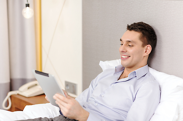 포토 JPG 해외이미지 응시 남자 비즈니스 휴식 실내 한명 미소 들기 사람 앉기 상반신 성인 옆모습 기댐 침대 비즈니스맨 성인남자한명만 해외202004 해외포토 1 시선 뷰포인트 가구 컨셉 모션 표정 내부 직장인 남자한명만 성인남자만 파일형식 이미지허브