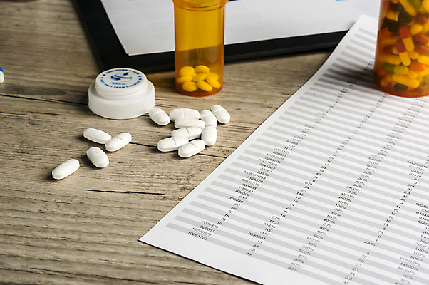 포토 JPG 해외이미지 돈 유리병 건강 사람없음 치료 금융 숫자 알약 약 고통 환자 의사 질병 처방 테라피 보험 조제 돌봄 비용 해외202004 해외포토 문자 감정 의학 모션 병_용기 경제 뷰티 의료진 재산 만들기 파일형식 이미지허브