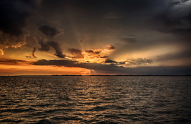 포토 JPG 해외이미지 구름 실루엣 모래 파도 바다 오렌지 하늘 사람없음 가로 물 여름 파란색 빛 햇빛 태양 반사 노란색 침묵 일몰 광선 만 보트 서핑 저녁 내추럴 나폴리 수평선 플로리다 해외202004 해외포토 자연요소 계절 컬러 배_교통 과일 촬영기법 노을 미국 소리 이탈리아 수상스포츠 야간 파일형식 이미지허브