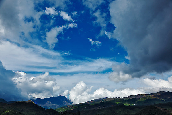 포토 JPG 해외이미지 구름 하늘 산 사람없음 파란색 모임 케랄라주 해외202004 해외포토 자연요소 컬러 인도_나라 파일형식 이미지허브