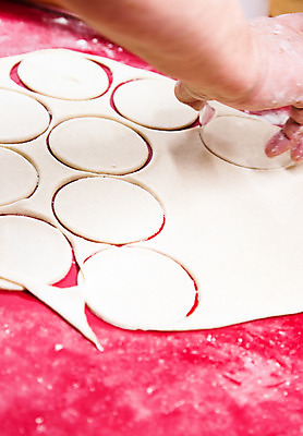 포토 JPG 해외이미지 전통 접시 손 할머니 음식 재료 탁자 치즈 감자 요리 사람없음 목재 주방 요리사 식사 저녁식사 침묵 신선 막대기 맛 먹기 향수 준비 날것 반죽 밀가루 점심식사 폭식 경단 라비올리 생식 스터핑 우크라이나 페스츄리 핸드메이드 현실 해외202004 해외포토 나무 직업 식기 여자 노년 유럽 빵 가구 컨셉 채소 모션 유제품 신체부위 소리 화장품 가루 파일형식 이미지허브