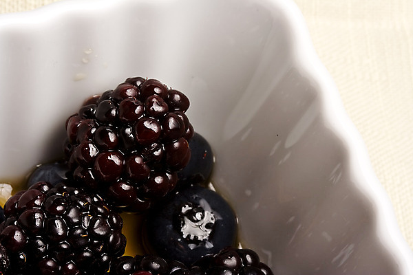 포토 JPG 해외이미지 잡화 열매 음식 다이어트 과일 자연 디저트 건강 사람없음 빨간색 파란색 컬러풀 검은색 수확 대접 신선 달콤 맛 아침식사 유기농 블루베리 산딸기 성분 블랙베리 내추럴 숙성 해외202004 해외포토 식물 웰빙 컬러 컨셉 농업 식사 생태계 파일형식 이미지허브