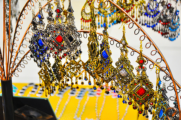 포토 JPG 해외이미지 전통 디자인 아시아 종교 문화 여행 백그라운드 오렌지 목걸이 선물 미술 동양인 사람없음 장식 빨간색 초록색 파란색 컬러풀 노란색 유행 페인트 시장 보석 인도인 힌두교 스타일 해외202004 해외포토 외국인 나라 컬러 과일 장신구 문화예술 인종 광석 파일형식 이미지허브