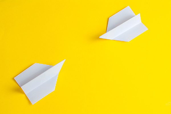 포토 JPG 해외이미지 종이 실내 사람없음 두개 종이비행기 노란배경 해외202004 해외포토 백그라운드 2 내부 노란색 종이접기 파일형식 이미지허브