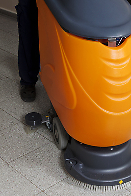 포토 JPG 해외이미지 전신 백인 직업 산업 40대 유니폼 비즈니스 바닥 실내 사람 사람없음 사무실 노란색 기계 청결 장비 흰색 작업 복도 중앙 전문직 씻기 청소 세제 상업 바쁨 닦기 청소부 고립 셀프 해외202004 해외포토 서양인 옷 컬러 중년 모션 내부 위생 파일형식 이미지허브