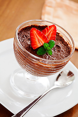 포토 JPG 해외이미지 음식 과일 유리 딸기 디저트 사람없음 빨간색 초록색 컬러풀 갈색 초콜릿 검은색 흰색 사발 닫기 허브 베리 무스 해외202004 해외포토 식물 컬러 모션 재질 사기그릇 파일형식 이미지허브