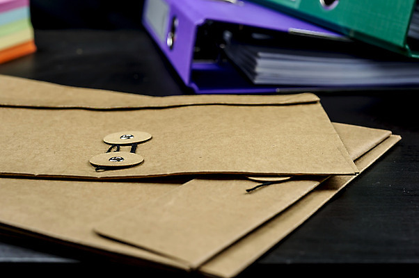 포토 JPG 해외이미지 종이 컨셉 비즈니스 문구용품 사람없음 사무실 펜 쌓기 자료 정보 업무 캐비닛 책상 보고서 준비 문서 파일 폴더 인덱스 마감 해외202004 해외포토 가구 모션 필기구 작업 사물함 오브젝트 파일형식 이미지허브