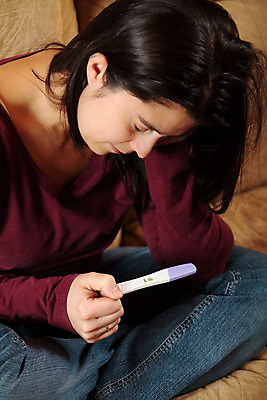 포토 JPG 해외이미지 백인 라이프스타일 여자 가족 엄마 미래 새로움 실내 건강 한명 사람 성인 부모 소파 놀람 임신 결과 예측 긍정 태아 리빙 해외202004 해외포토 서양인 1 감정 컨셉 의자 관계 표정 내부 생활 파일형식 이미지허브