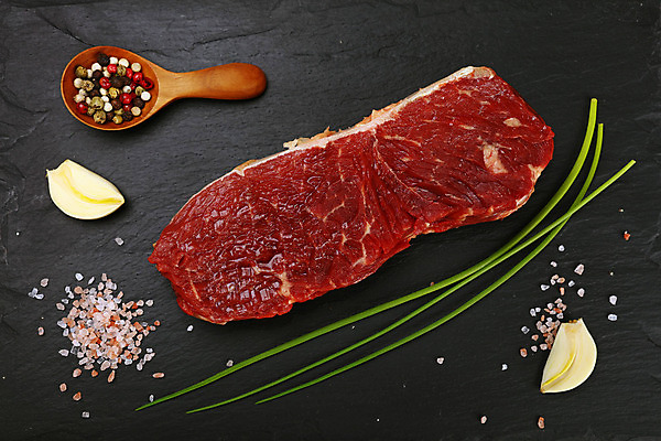 포토 JPG 해외이미지 음식 조각 부분 양파 건강 마늘 육류 스테이크 요리 비프스테이크 사람없음 빨간색 초록색 검은색 소고기 신선 조미료 닫기 정상 자르기 향신료 국자 날것 각도 소금 성분 로즈메리 석판 샬롯 해외202004 해외포토 컬러 채소 식재료 모션 주방용품 서양음식 허브 향미료 파일형식 이미지허브