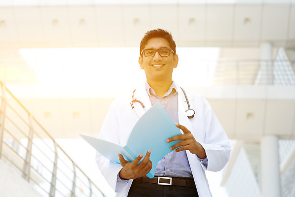 포토 JPG 해외이미지 1 남자 백그라운드 유니폼 건축양식 청진기 노동자 건강 병원 실험 한명 사람 동양인 인종 정장 성인 야외 건물 사무실 약 의사 코트 체험 자신감 복도 실험실 인도인 직원 파일 폴더 돌봄 파키스탄 해외202004 해외포토 외국인 직업 건축물 옷 건축 감정 아시아 컨셉 비즈니스 의학 의료기기 모션 외투 의료진 파일형식 이미지허브