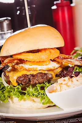 포토 JPG 해외이미지 접시 패스트푸드 실내 사람없음 아웃포커스 햄버거 인스턴트 정크푸드 코우슬로 해외202004 해외포토 식기 음식 촬영기법 내부 샐러드 파일형식 이미지허브