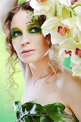포토 JPG 해외이미지 백인 모델 라이프스타일 여자 꽃잎 꽃 유럽 얼굴 잎 자연 건강 한명 사람 초록색 노란색 유행 화장품 흰색 난초 부드러움 바디페인팅 스타일 해외202004 해외포토 서양인 식물 1 나라 컬러 생활 신체부위 뷰티 감각 생태계 파일형식 이미지허브