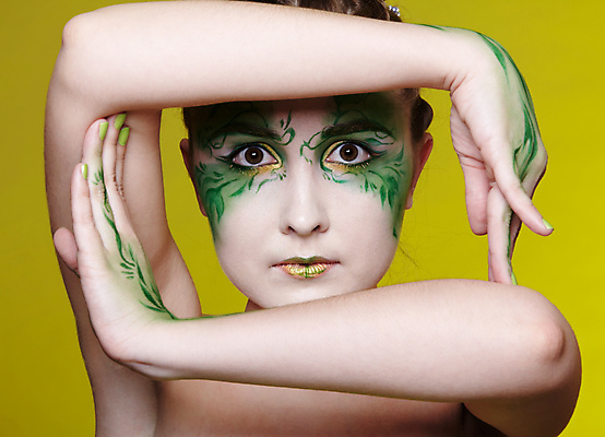 포토 JPG 해외이미지 백인 응시 여자 컨셉 요정 실내 무표정 한명 손짓 상반신 성인 앞모습 페이스페인팅 성인여자한명만 초록배경 해외202004 해외포토 서양인 1 시선 감정 뷰포인트 백그라운드 모션 표정 사람 내부 초록색 여자한명만 성인여자만 파일형식 이미지허브