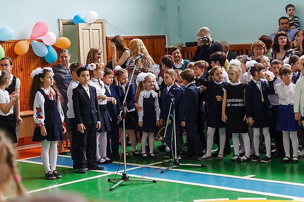 포토 JPG 해외이미지 백인 학생 전통 여학생 교육 행복 리본 문화 어린이 남학생 졸업 교실 학교 휴가 미소 사람 이벤트 소년 사람없음 야외 컬러풀 축제 봄 우정 종 축하 그룹 군중 5월 이별 부름 우크라이나 해외202004 해외포토 서양인 계절 여자 남자 감정 유럽 컬러 컨셉 모션 표정 친구 날짜 파일형식 이미지허브