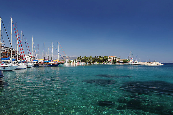 포토 JPG 해외이미지 바다 여행 요트 휴가 항해 사람없음 물 여름 파란색 항구 흰색 만 보트 지중해 포트 칠면조 두더지 터키석 해외202004 튀르키예 해외포토 자연요소 계절 아시아 컬러 배_교통 교통시설 조류 보석 파일형식 이미지허브