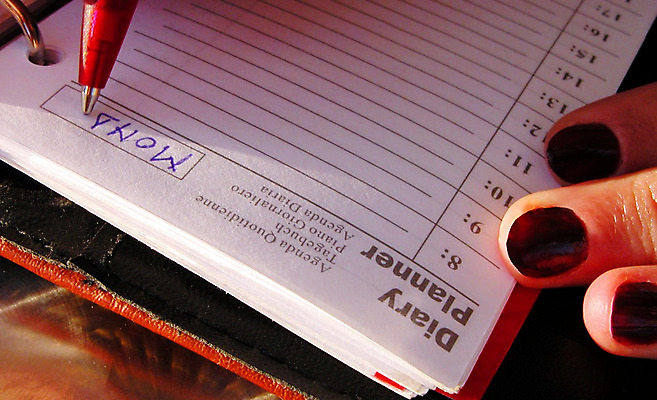 포토 JPG 해외이미지 학생 손 선 비즈니스 손가락 사람 사람없음 사무실 연필 펜 다이어리 공책 기록 못 손톱 편지 공지사항 비서 프로그램 해외202004 해외포토 직업 문구용품 학용품 신체부위 필기구 사무용품 공구 파일형식 이미지허브