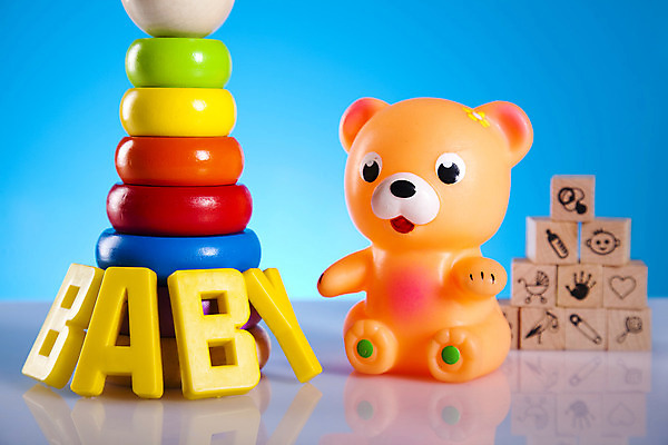 포토 JPG 해외이미지 영어 실내 사람없음 도장 장난감 반사 곰인형 아기용품 동물인형 고리던지기 나무블록 해외202004 해외포토 문자 인형 내부 목재 블록 던지기 오브젝트 파일형식 이미지허브