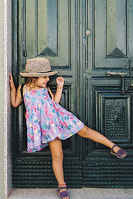 포토 JPG 해외이미지 백인 모델 라이프스타일 드레스 여자 행복 어린이 포즈 놀이 휴가 주택 한명 서기 사람 야외 세로 컬러풀 유행 문 봄 기쁨 흰색 작음 해외202004 해외포토 서양인 1 옷 계절 감정 컬러 모션 건물 생활 크기 파일형식 이미지허브