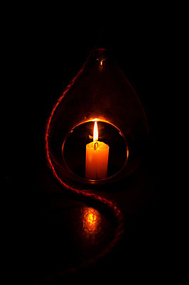 포토 JPG 해외이미지 스튜디오촬영 종교 백그라운드 크리스마스장식 크리스마스 촛불 검은배경 조명 실내 사람없음 장식 가로 세로 빛 컬러풀 한개 어둠 침묵 고요 축하 영혼 야간 빛망울 연소 광 정물화 해외202004 해외포토 자연요소 1 기념일 컬러 컨셉 초 내부 검은색 소리 그림 파일형식 이미지허브