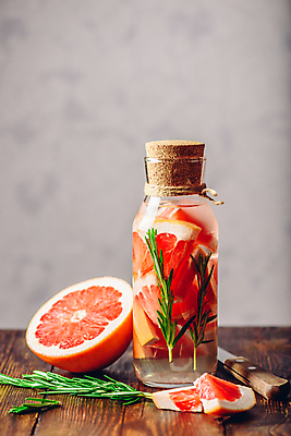 포토 JPG 해외이미지 단면 유리병 실내 사람없음 나이프 자몽 로즈메리 나무탁자 자몽에이드 자몽주스 해외202004 해외포토 식기 과일 탁자 병_용기 내부 칼 과일주스 허브 에이드 파일형식 이미지허브