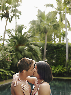 포토 JPG 해외이미지 주간 나무 커플 여자 남자 수영복 키스 수영장 사랑 상반신 성인 야외 두명 옆모습 눈감음 숲 성인만 해외202004 해외포토 자연요소 식물 옷 감정 뷰포인트 관계 모션 사람 애정표현 파일형식 이미지허브