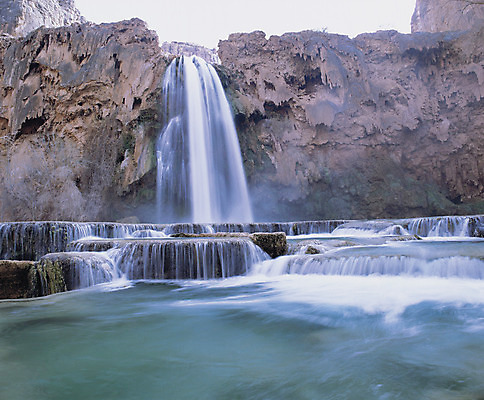 포토 JPG 해외이미지 로우앵글 자연 사람없음 야외 물 평화 화목 침묵 고요 절벽 폭포 암석 신선 아래 순수 상쾌 지형 해외202004 해외포토 자연요소 감정 뷰포인트 컨셉 소리 돌 바위 방향 생태계 위치 파일형식 이미지허브