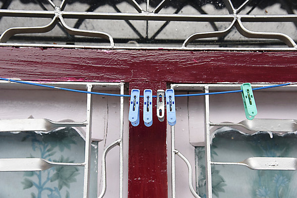 포토 JPG 해외이미지 옷 백그라운드 셔츠 창문 주택 정장 사람없음 목재 공백 장비 고리 옷걸이 오브젝트 싱글 지역 네팔 해외202004 해외포토 나무 아시아 상의 재료 건물 파일형식 이미지허브